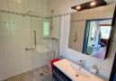 modernes Bad mit Dusche