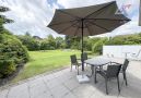 große Terrasse mit Blick in den Garten