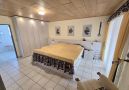 Schlafzimmer mjit Zugang zum Bad