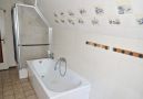 mit Dusche und Wanne