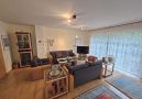 großes helles Wohnzimmer
