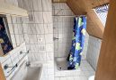 weiteres Bad mit Dusche im Dachgeschoss