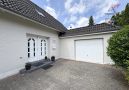 Auffahrt mit Hauseingang und Garage
