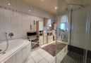 Badezimmer mit Badewanne