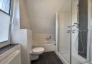 Bad mit Wanne und Dusche im Obergeschoss