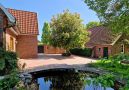 Innenhof mit Gartenteich