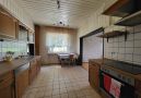 Küche mit Durchgang zum Wohnzimmer