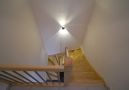 schöne Holztreppe in beiden Hälften verbaut