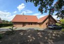 Auffahrt mit Eingang und Garage 