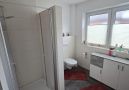 helles Badezimmer mit Dusche im Erdgeschoss