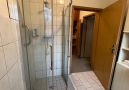 Badezimmer mit Dusche