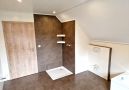 modernes Bad im Obergeschoss mit Dusche