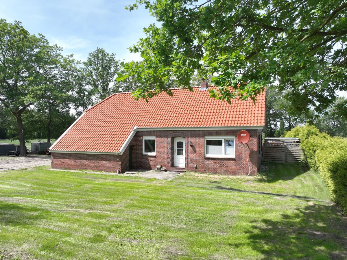 kleines Wohnhaus im Grünen