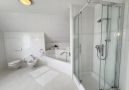 mit Dusche und Wanne im Obergeschoss