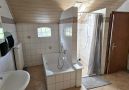 Badezimmer mit Wanne und Dusche im Erdgeschoss