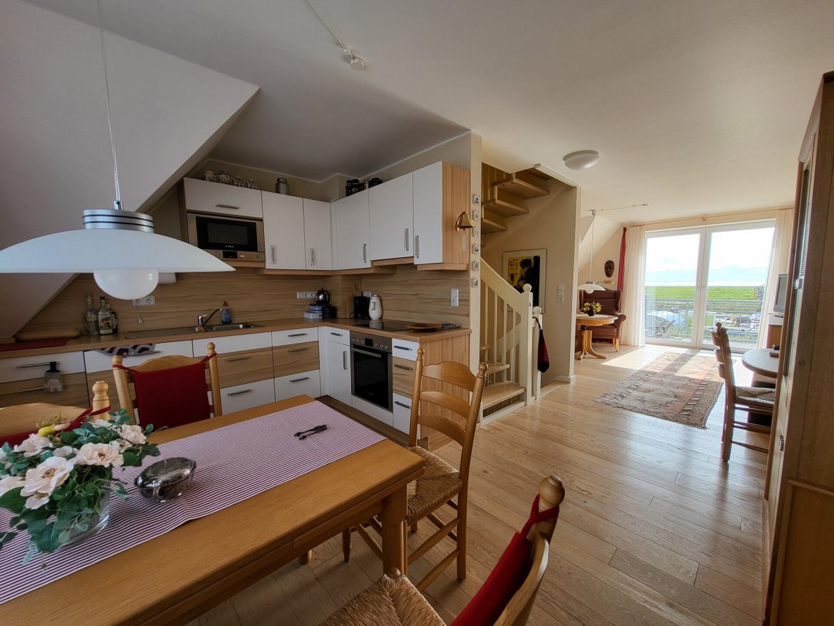 Küche und Wohnbereich mit Balkonausgang