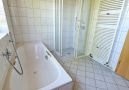 Bad mit Wanne und Dusche