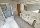helles Badezimmer 