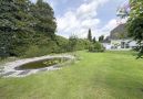 mit kleinem Gartenteich