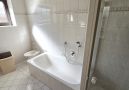 mit Dusche und Wanne
