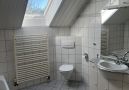 Badezimmer mit Dusche und Wanne
