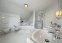 großes Badezimmer