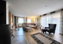 großes helles Wohnzimmer