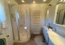 Badezimmer mit Dusche
