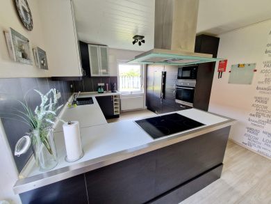 Modernisiertes Landhaus mit interessantem Nebengebäude in schöner Kanallage!