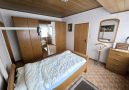 großes Schlafzimmer im Erdgeschoss