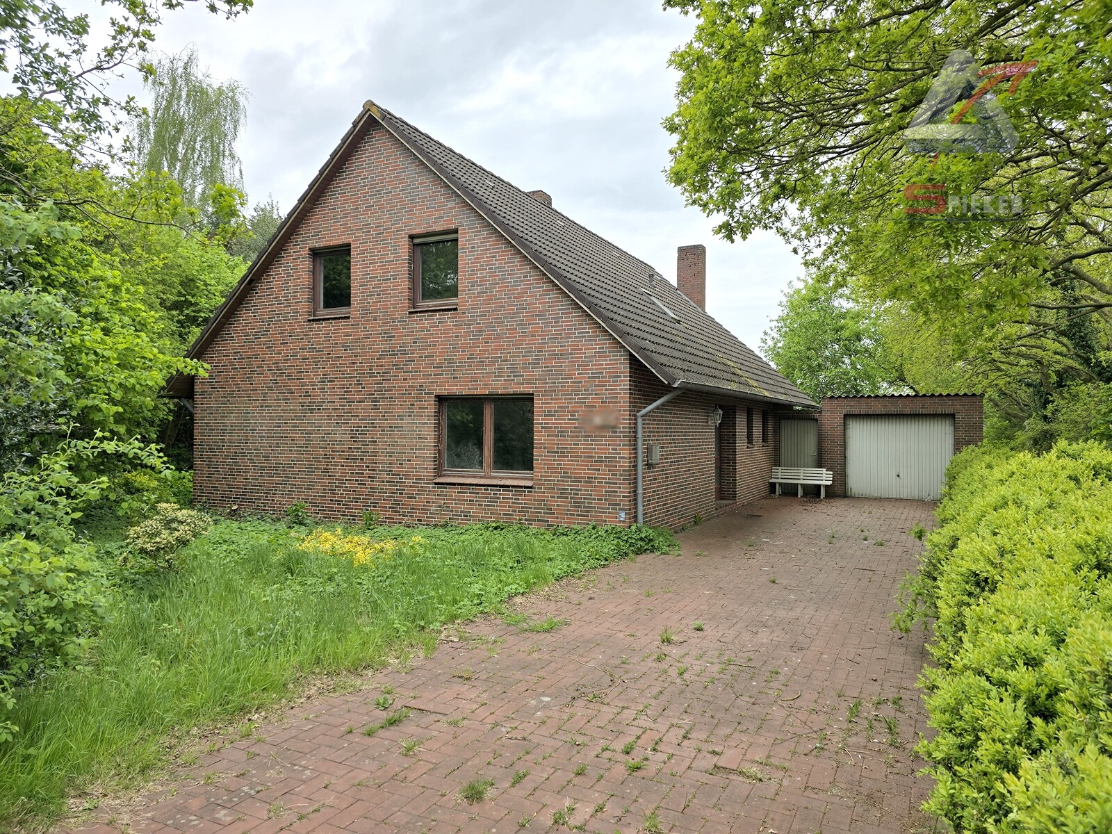 Solides Wohnhaus mit viel Potenzial, rückwärtig unverbaut.