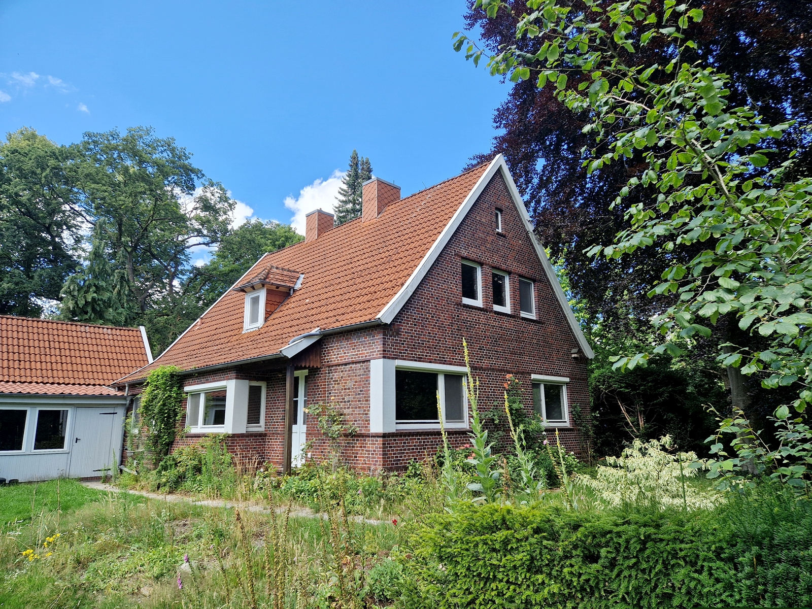 Zauberhaftes Haus mit traumhaftem Grundstück!